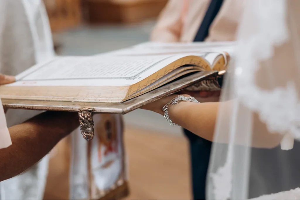 Livro religioso aberto sendo segurado durante cerimônia de casamento