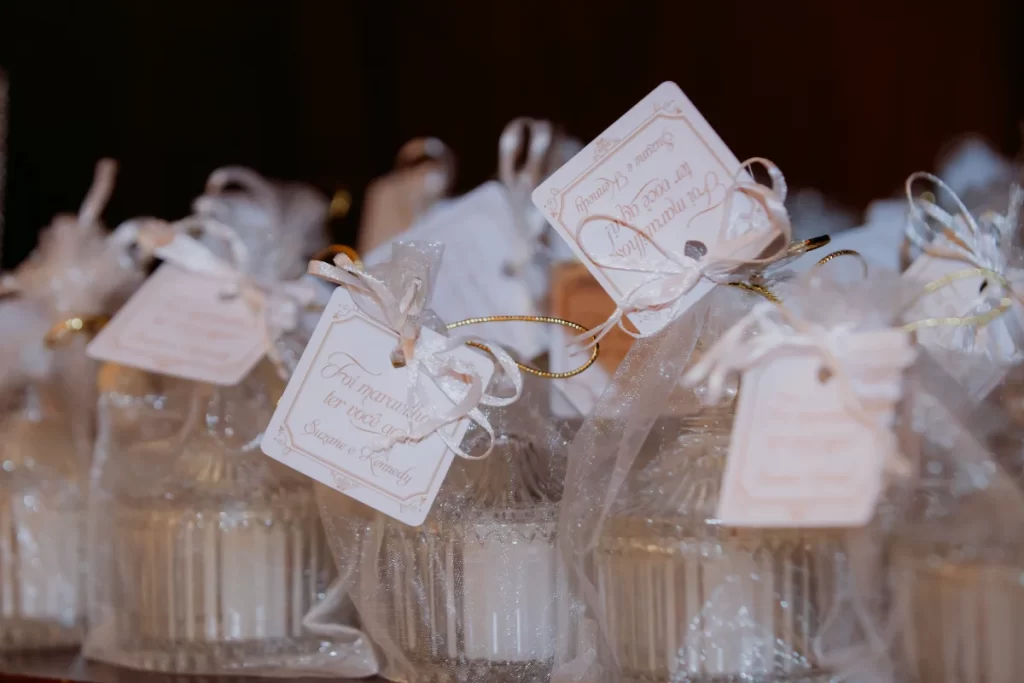 Lembrancinhas de casamento em vidro com etiquetas personalizadas e embalagens de tule branco