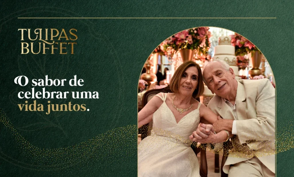 Casal idoso celebrando aniversário de casamento com bolo e decoração elegante em buffet