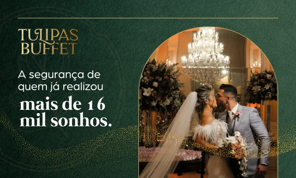 Casal de noivos se beijando em casamento elegante com lustre de cristal e decoração floral