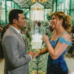 Bodas de porcelana: como comemorar 20 anos de casados Noiva com microfone na mão de frente para noivo durante cerimônia de casamento em salão decorado com flores brancas