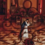 Bodas de sorvete: ideias para comemorar 2 meses de casados Casal dançando em salão de casamento com piso quadriculado e decoração elegante