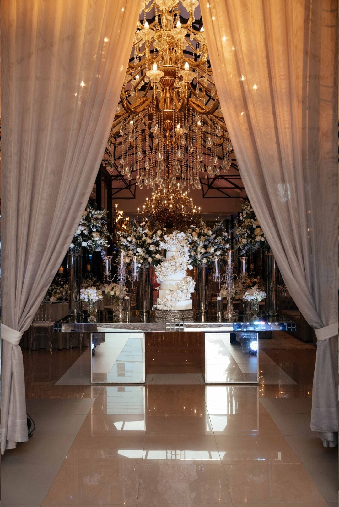 Mesa do bolo de casamento decorada com flores brancas Mesa do bolo de casamento decorada com flores brancas