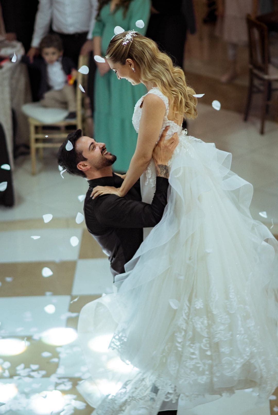 Noivos dançando em festa de casamento de luxo Noivos dançando em festa de casamento de luxo