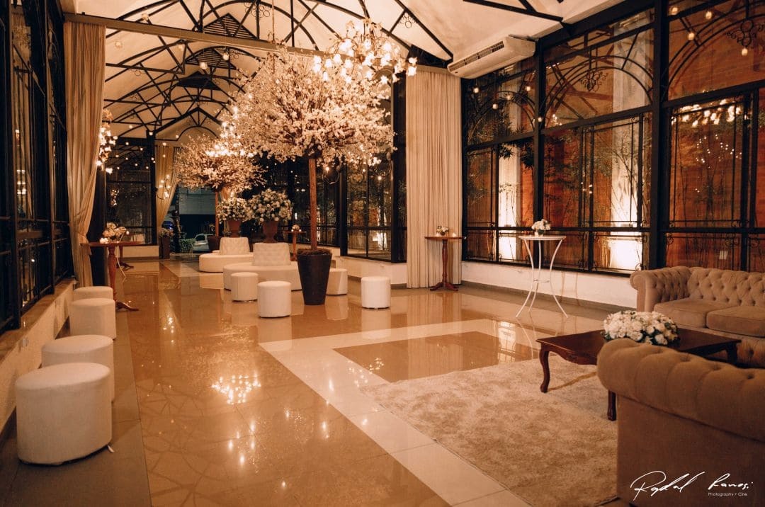 Salão de cerimônias da Villa Valentim com lustre de cristal Salão de cerimônias da Villa Valentim com lustre de cristal