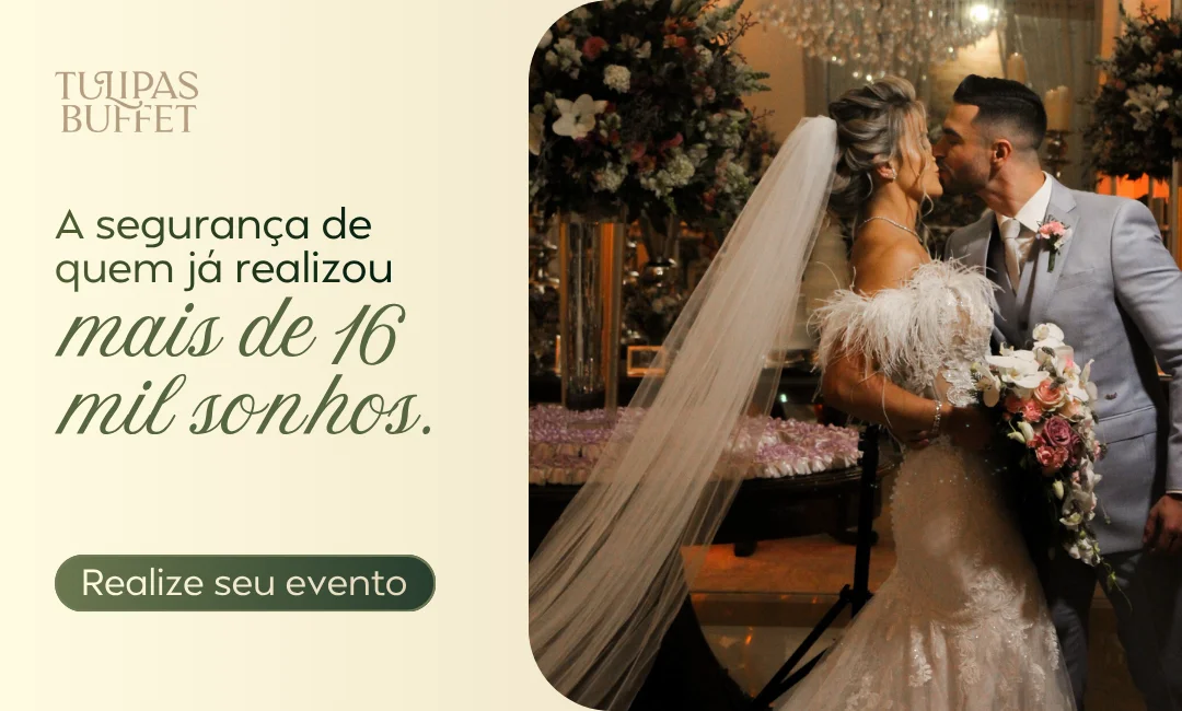 Casal de noivos se beijando em casamento elegante com decoração floral e iluminação aconchegante