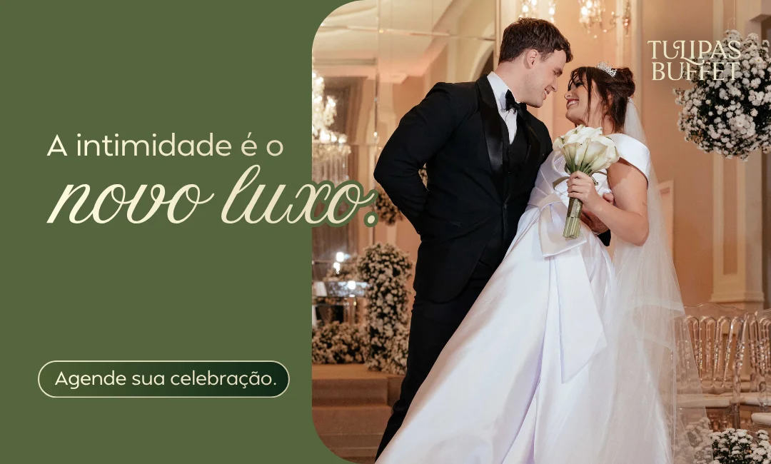 Casal de noivos sorrindo durante cerimônia de casamento elegante com decoração floral branca
