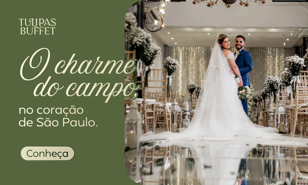 Casal de noivos sorrindo em decoração de casamento elegante com cadeiras de madeira e flores brancas em São Paulo