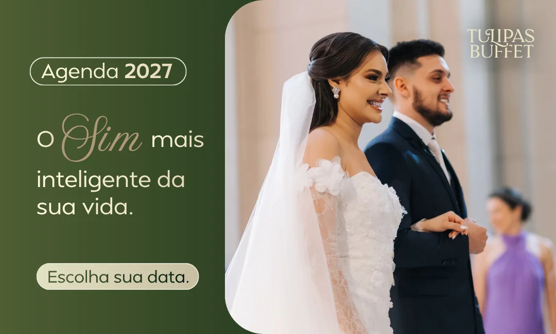 Noiva sorridente com vestido branco e véu ao lado do noivo em terno escuro durante cerimônia de casamento