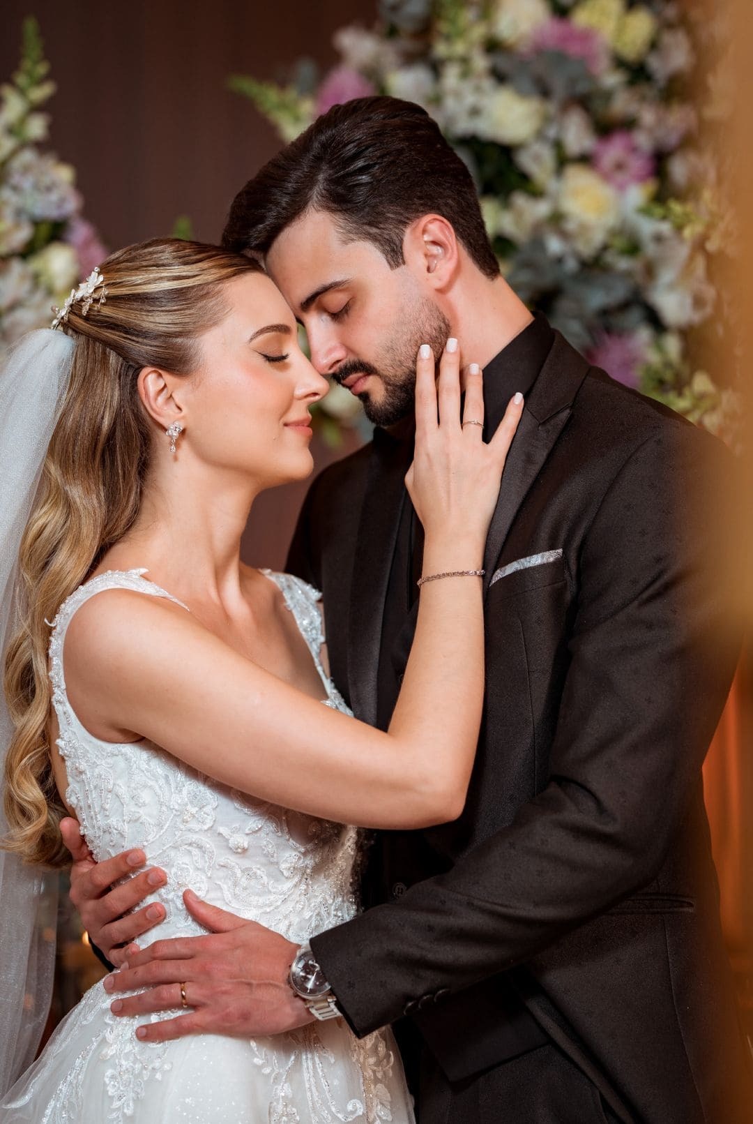 Noivos em momento íntimo durante casamento de luxo no Tulipas Buffet Noivos em momento íntimo durante casamento de luxo no Tulipas Buffet