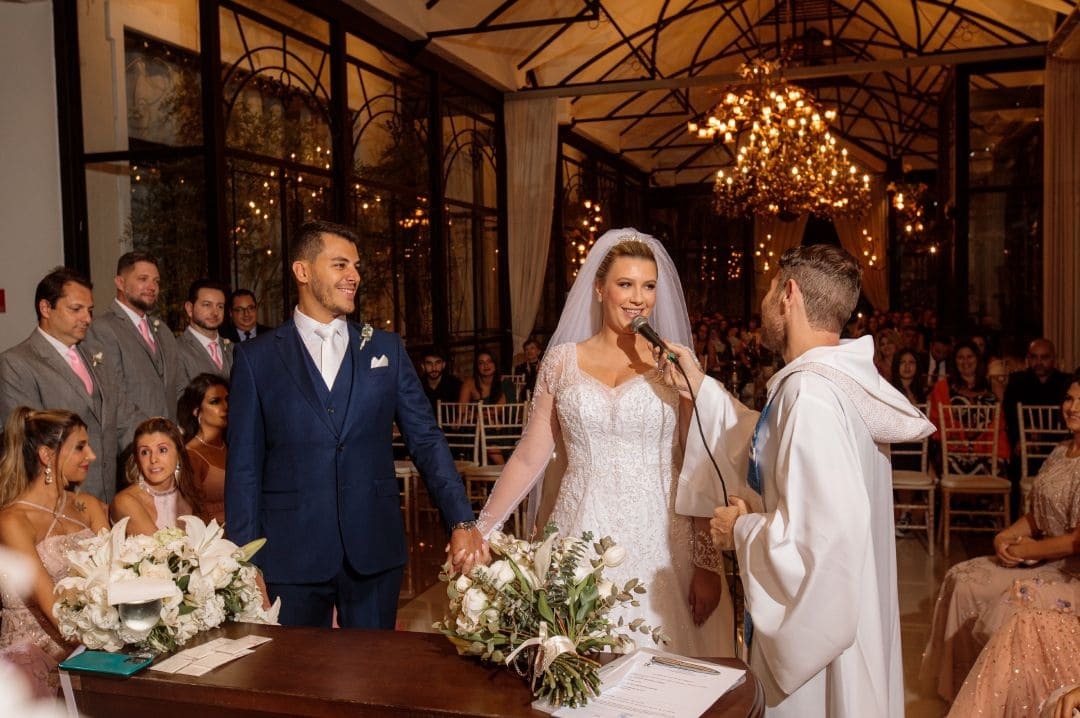 Cerimônia de casamento com noivos de mãos dadas Cerimônia de casamento com noivos de mãos dadas