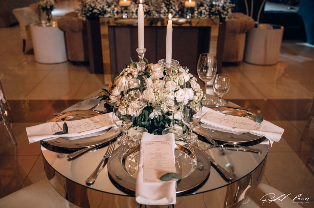 Mesa dos noivos decorada com velas no Tulipas Buffet Mesa dos noivos decorada com velas no Tulipas Buffet