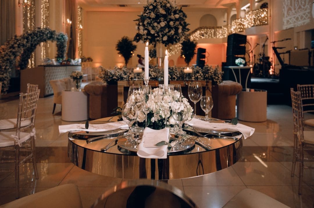 Mesa posta com taças e velas em casamento de luxo Mesa posta com taças e velas em casamento de luxo