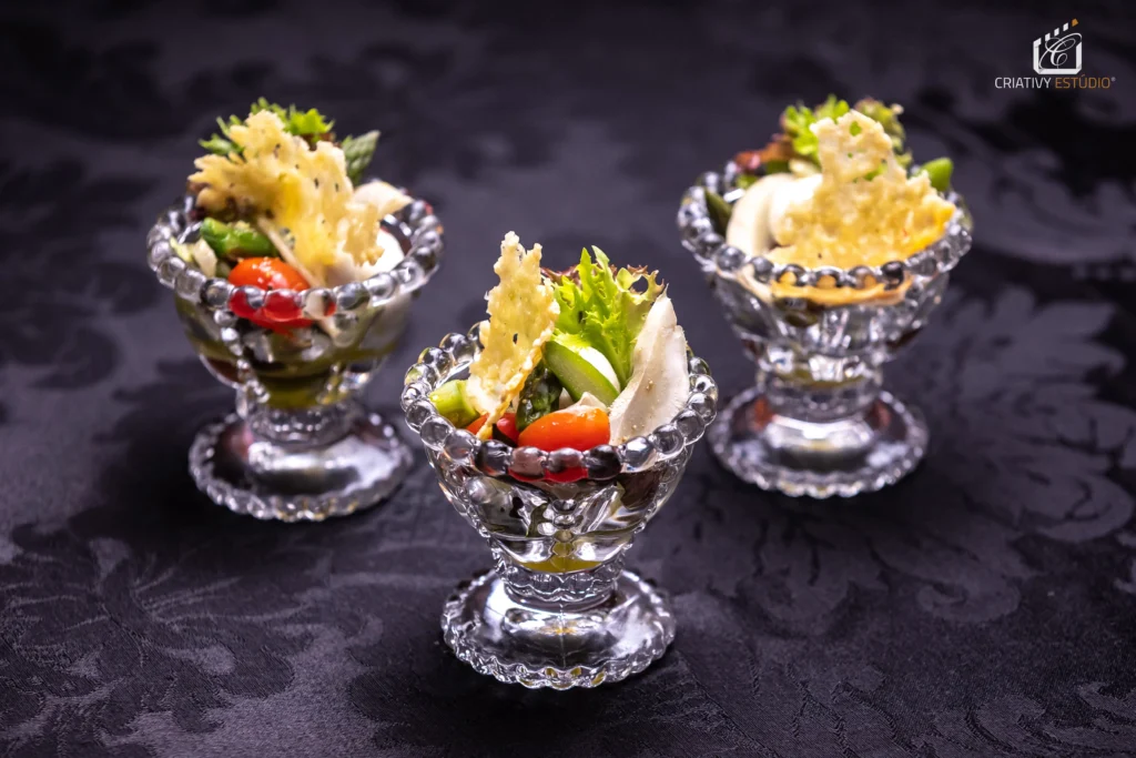 Salada gourmet com tomate cereja, alface, aspargos e crocante de queijo em taças de vidro
